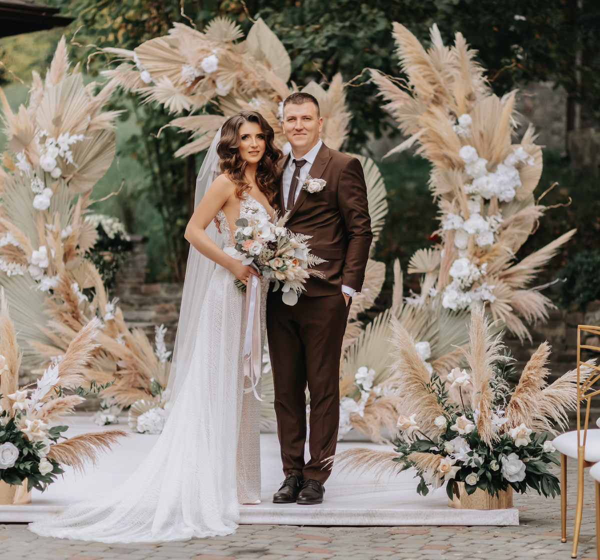 Wedding couple with dried flowers and pampas grass in a soft, natural colour palette.